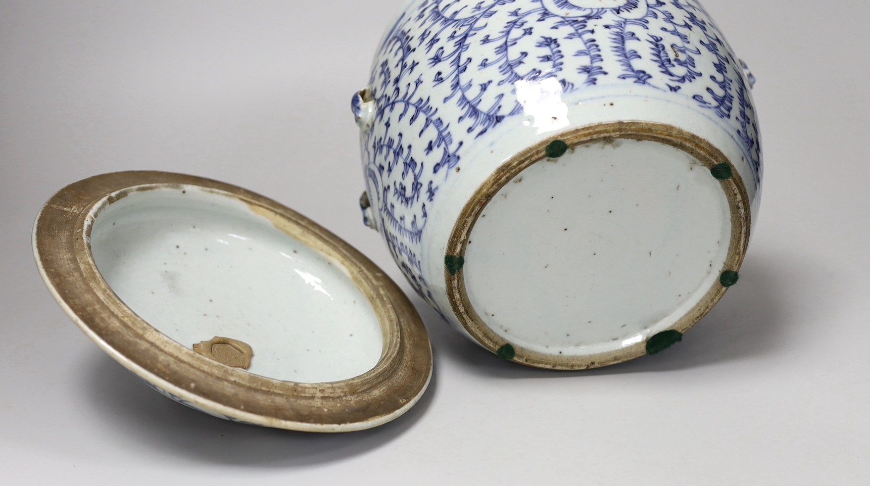 A 19th century Chinese blue and white jar and cover., kamcheng, 22cm high